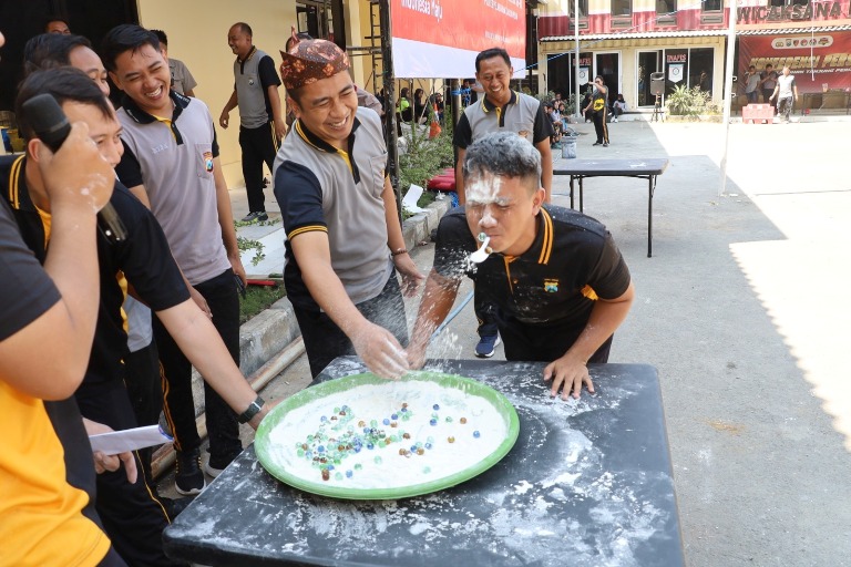 Polres Pelabuhan Tanjung Perak Surabaya Gelar Ragam Lomba HUT Ke-80 Kemerdekaan RI
