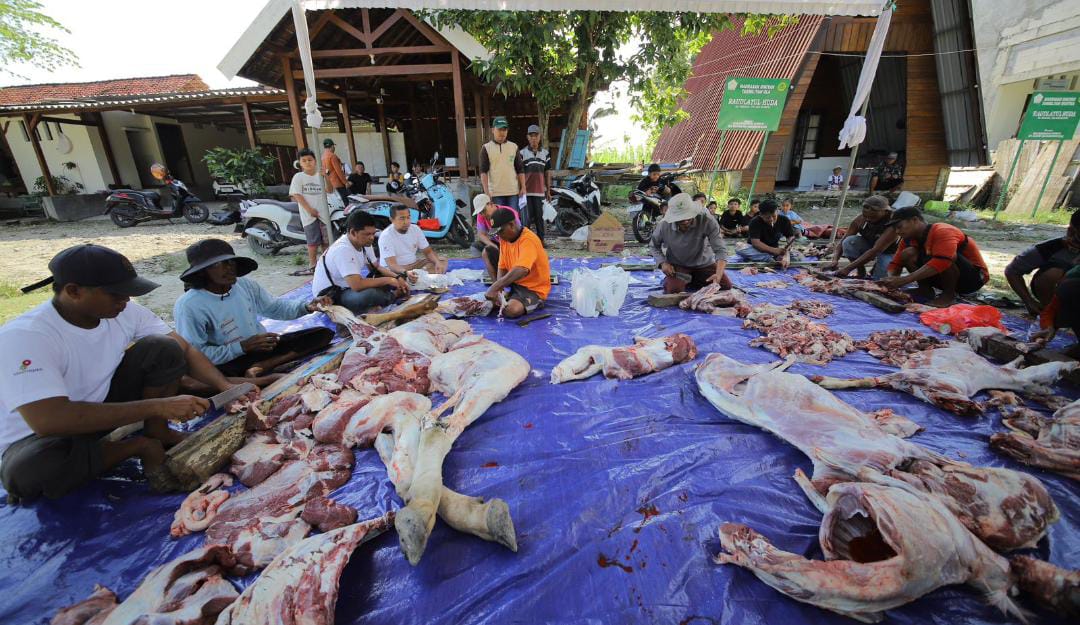 Tak Sekadar Kurban, Pekerja Lapangan Minyak Banyu Urip Kerja Bakti Sebar Daging Bersama Warga
