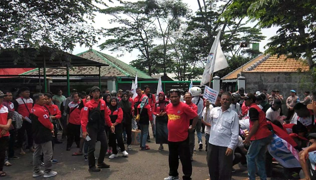 Buruh Pabrik Pasuruan Demo Tolak Kekerasan, Desak Penangkapan Pemilik