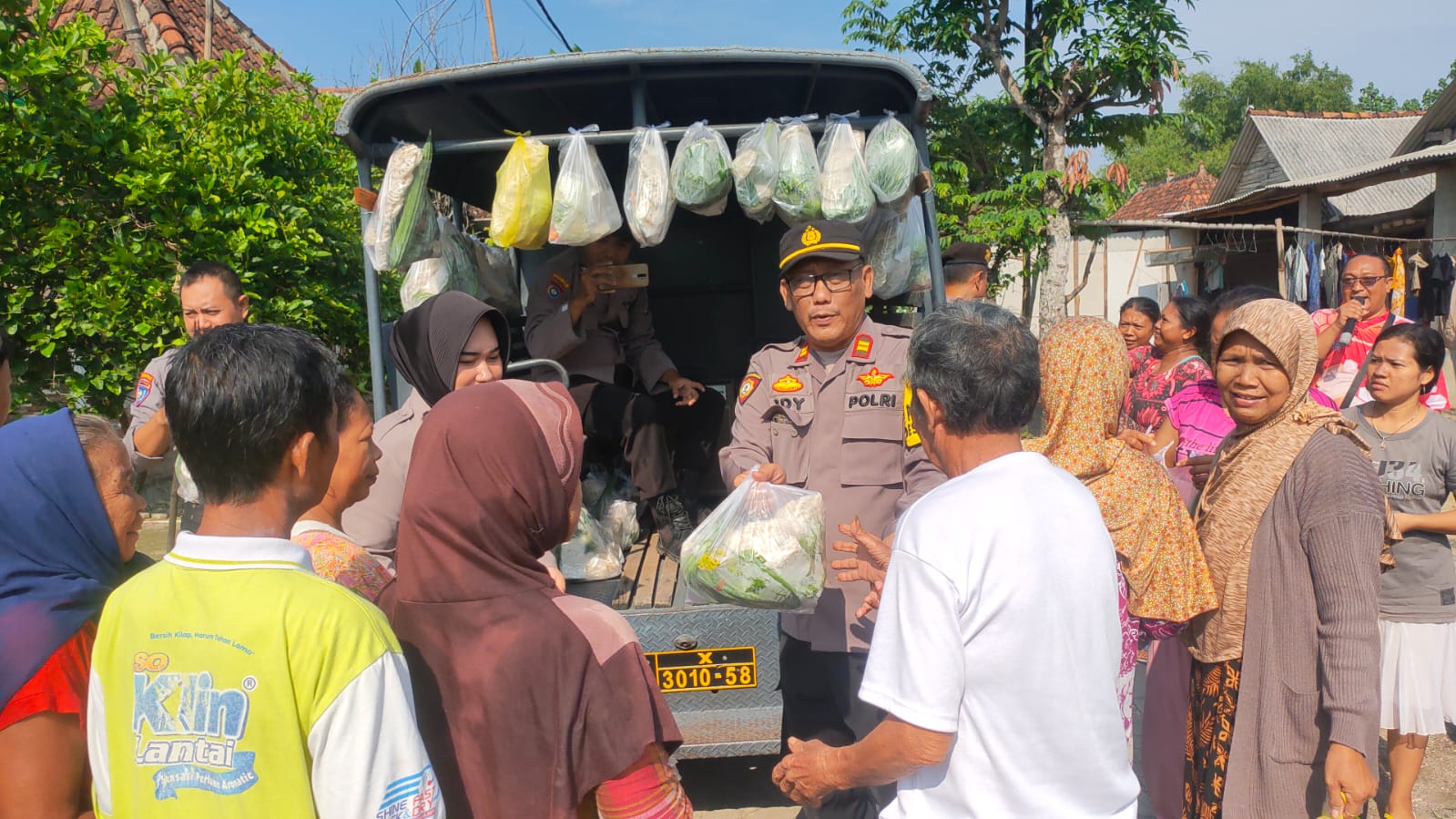 Jumat Berkah, Polsek Kalitidu Bagikan Sayur Gratis ke Warga