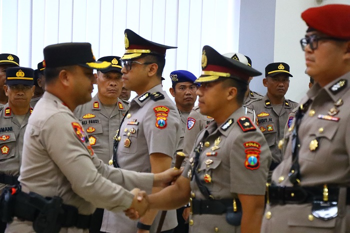 Kapolres Gresik Pimpin Sertijab PJU dan Kapolsek, 14 Personel Bergeser