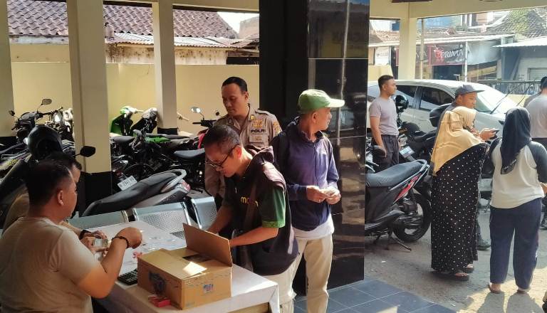 Dalam Tiga Jam, 15 Ton Beras SPHP Habis Terjual di Polsek Kedungkandang