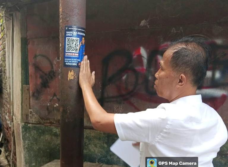 Satresnarkoba Polres Pelabuhan Tanjung Perak Pasang Stiker Pengaduan untuk Ajak Warga Berantas Narkoba