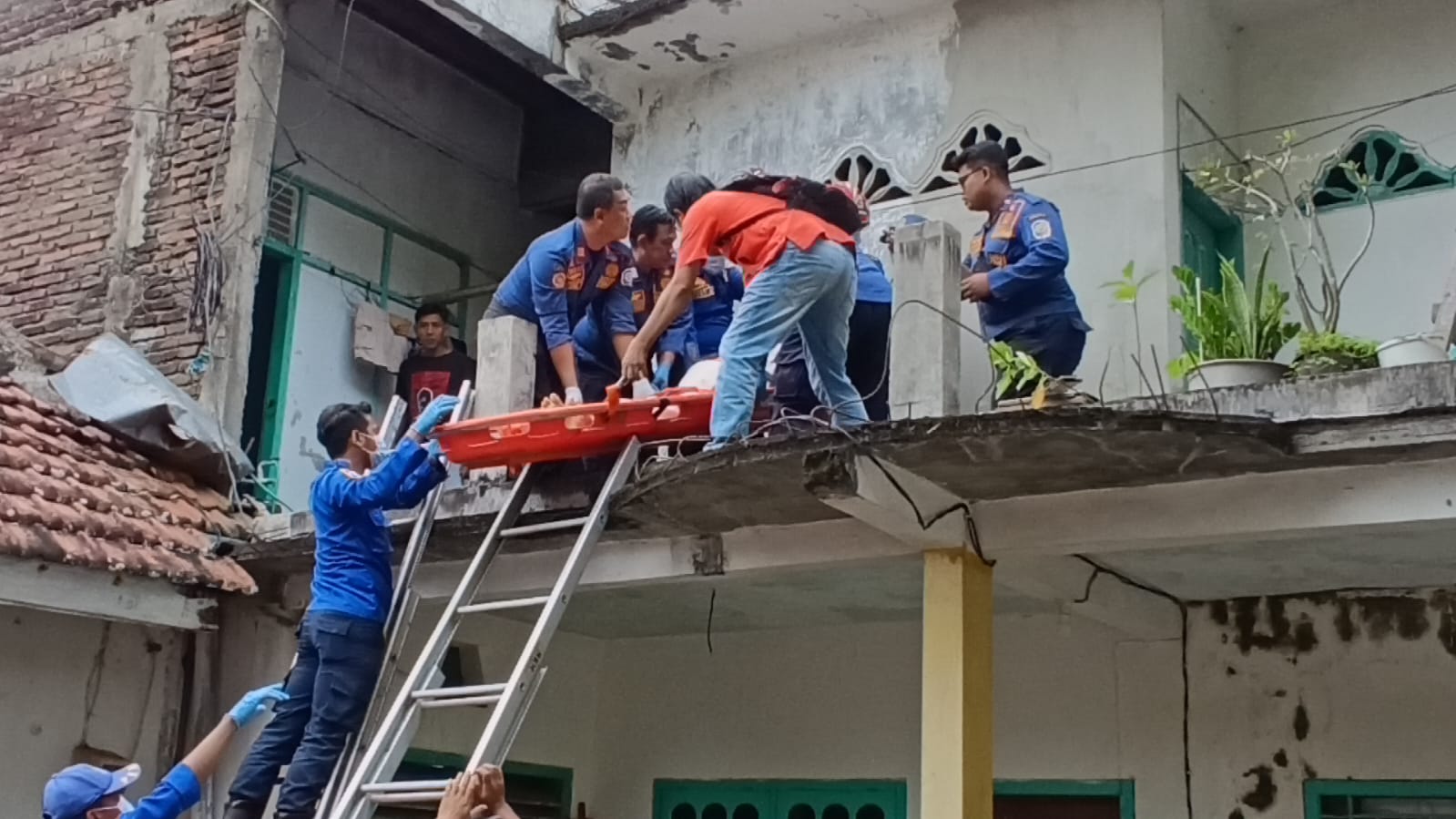 Tangga Sempit, Damkar Tulungagung Turun Tangan Evakuasi Jenazah dari Lantai Dua