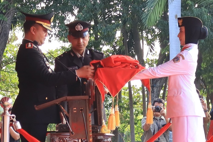 Kapolres Gresik Pimpin Upacara Penurunan Bendera HUT Ke-81 RI
