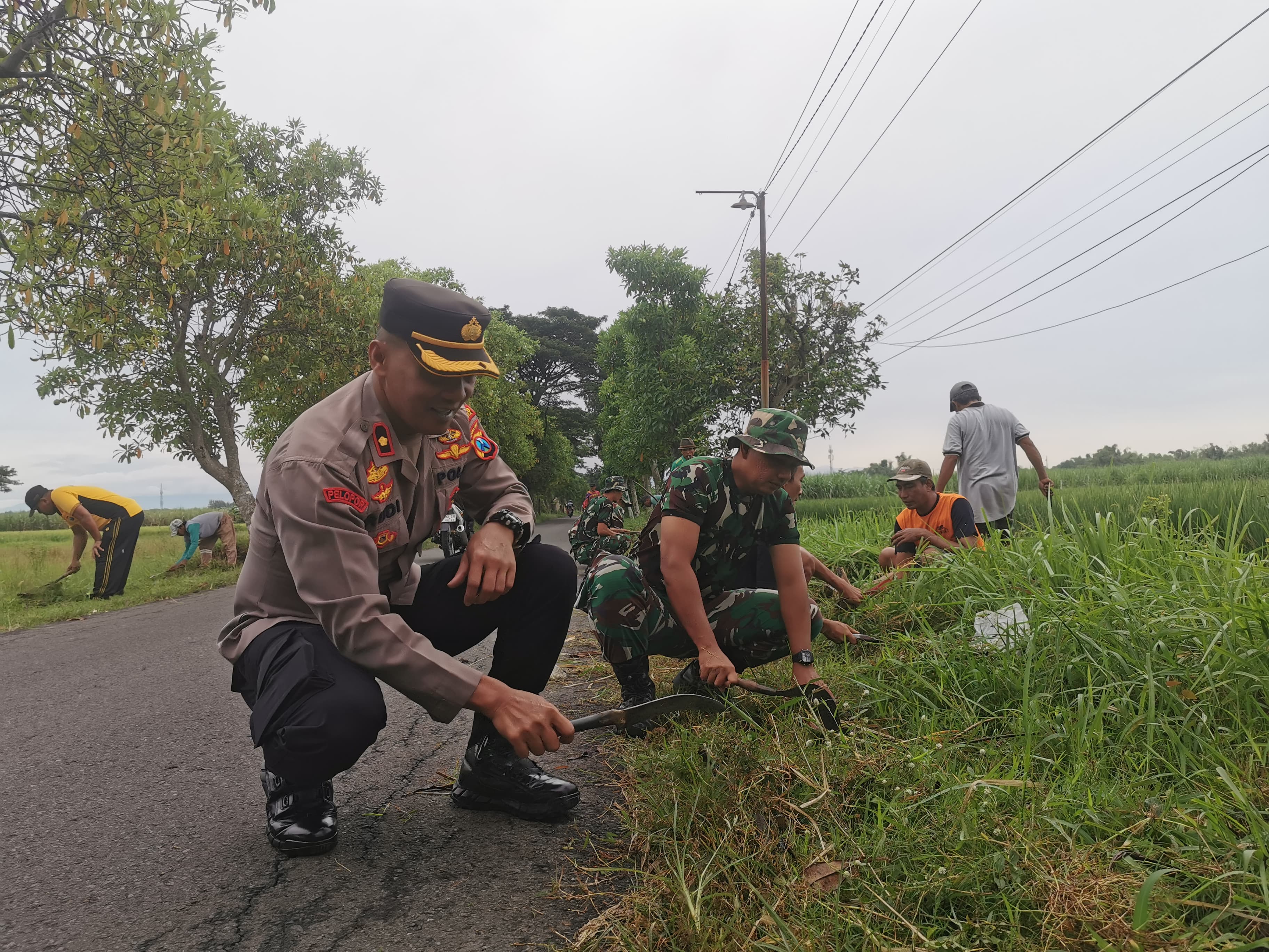 Dukung Program Presiden, TNI–Polri dan Warga Mojoroto Karya Bakti Massal
