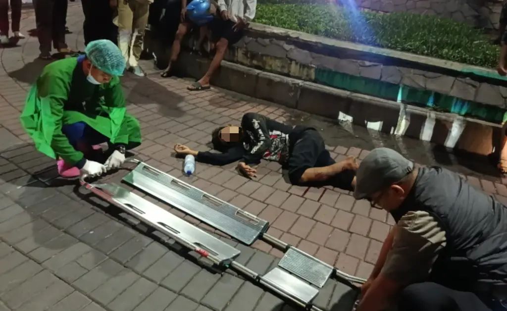 Diduga Jadi Korban Aksi Gangster, Dua Remaja di Gresik Tersabet Sajam dan Patah Kaki