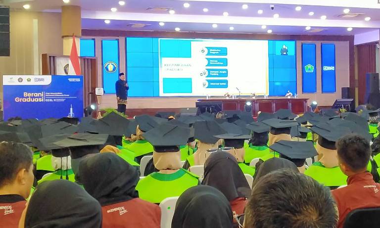 Mensos Gus Ipul Wisuda Graduasi Program Keluarga Harapan