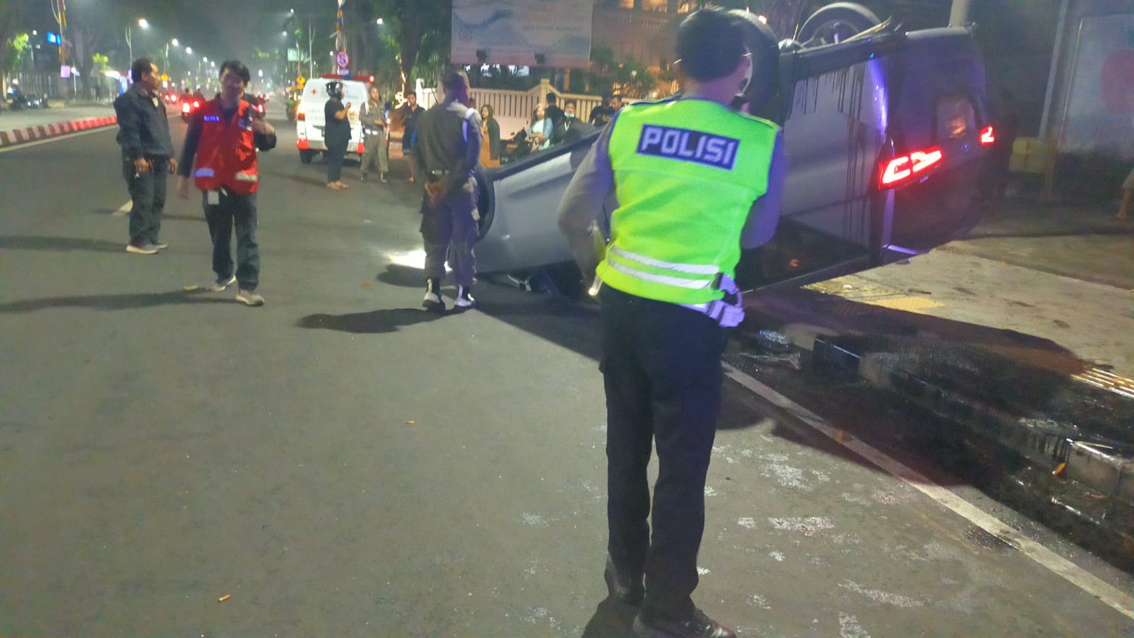 Ngeri! Innova Terbalik Usai Hantam Pembatas Jalan dan Naik Trotoar Jalan Panglima Sudirman Surabaya