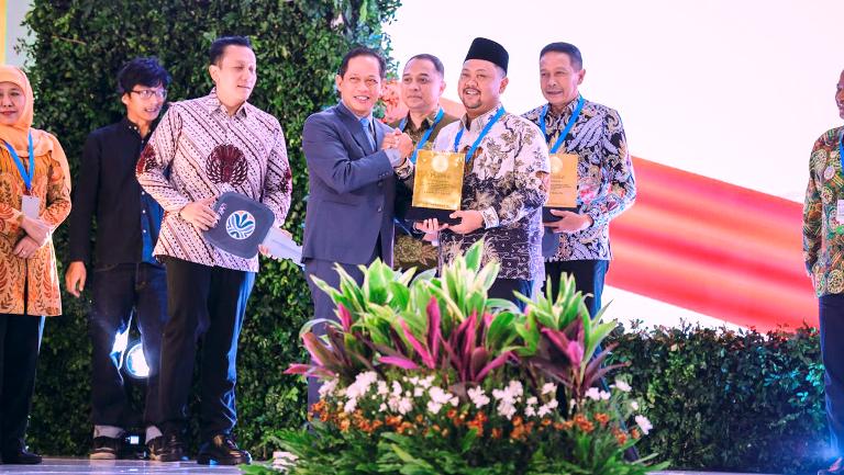 Gresik Raih Penghargaan Pengelolaan Sampah Menuju Kabupaten Bersih
