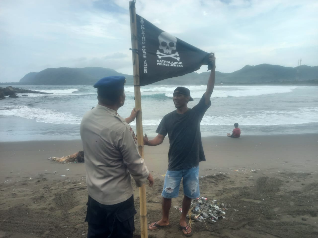 Jember Siaga! Polairud Kibarkan Bendera Bahaya, Wisatawan Diminta Waspada Gelombang Tinggi