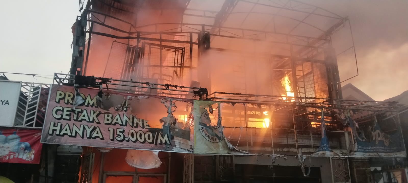 Kebakaran Percetakan Al-Yaubi Print di Kedinding Lor, Dua Motor Ikut Terbakar