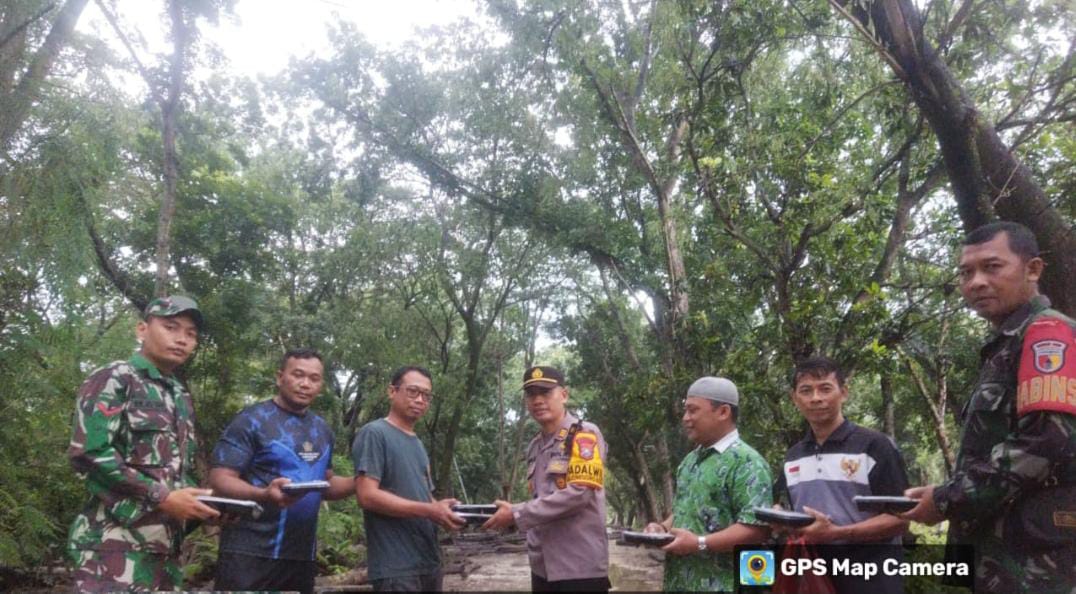 Kapolsek Bojonegoro Kota Bersama TNI dan Perhutani Salurkan Bantuan untuk Warga Terdampak Banjir