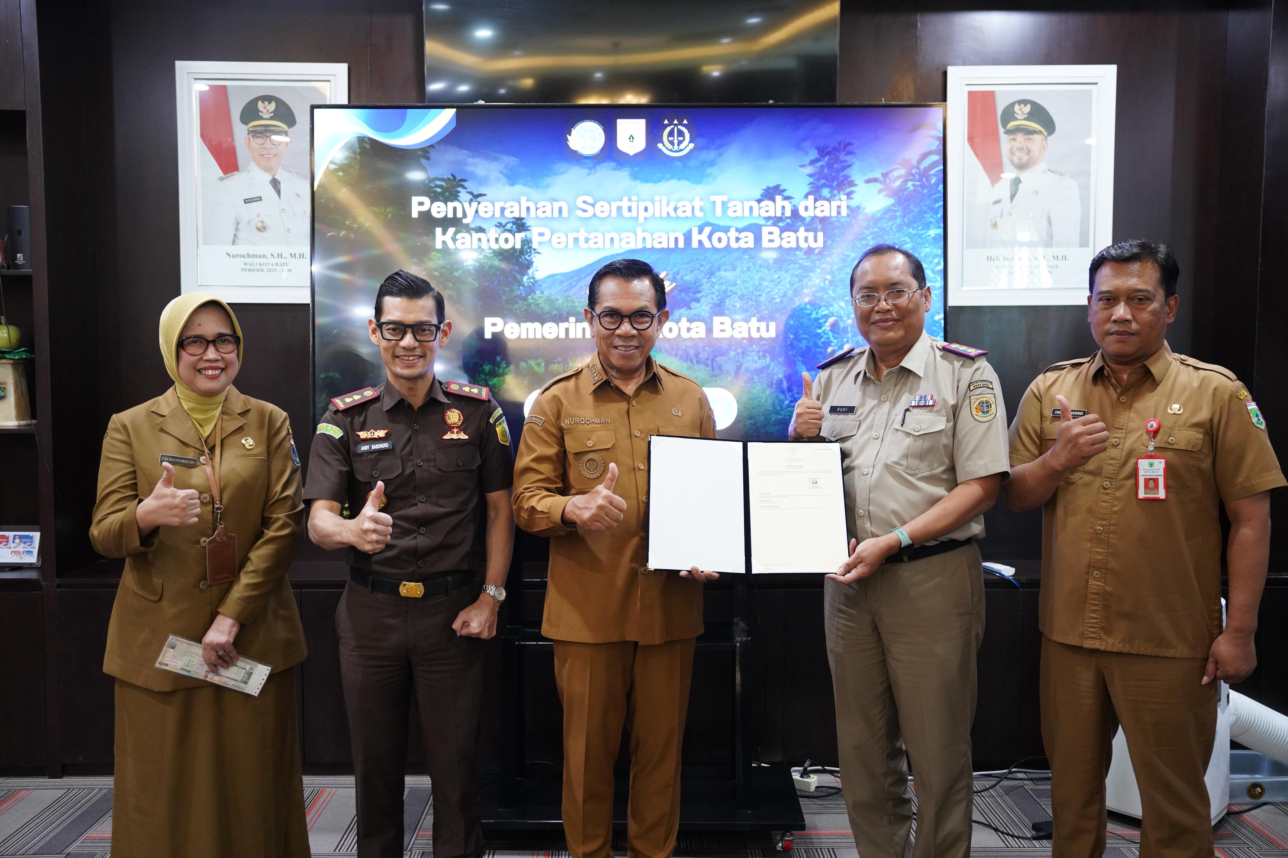 Wali Kota Nurochman Terima Sertifikat Aset Tanah Pemkot Batu dari BPN