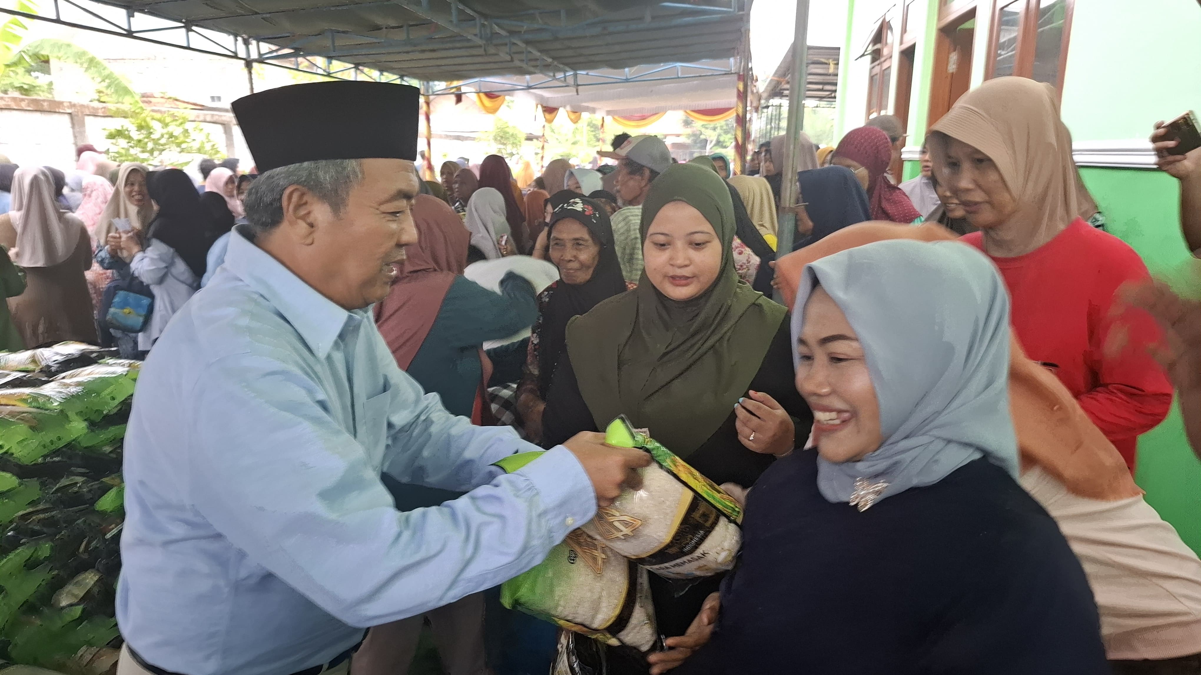 Doakan Kabinet Merah Putih, Budiono Bagikan 11.200 Paket Beras