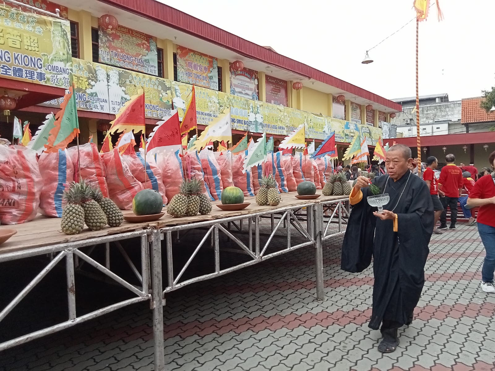 Warga Antusias Ikuti Sembahyang Ulambana di TITD Tulungagung, 3 Ribu Paket Sembako Dibagikan