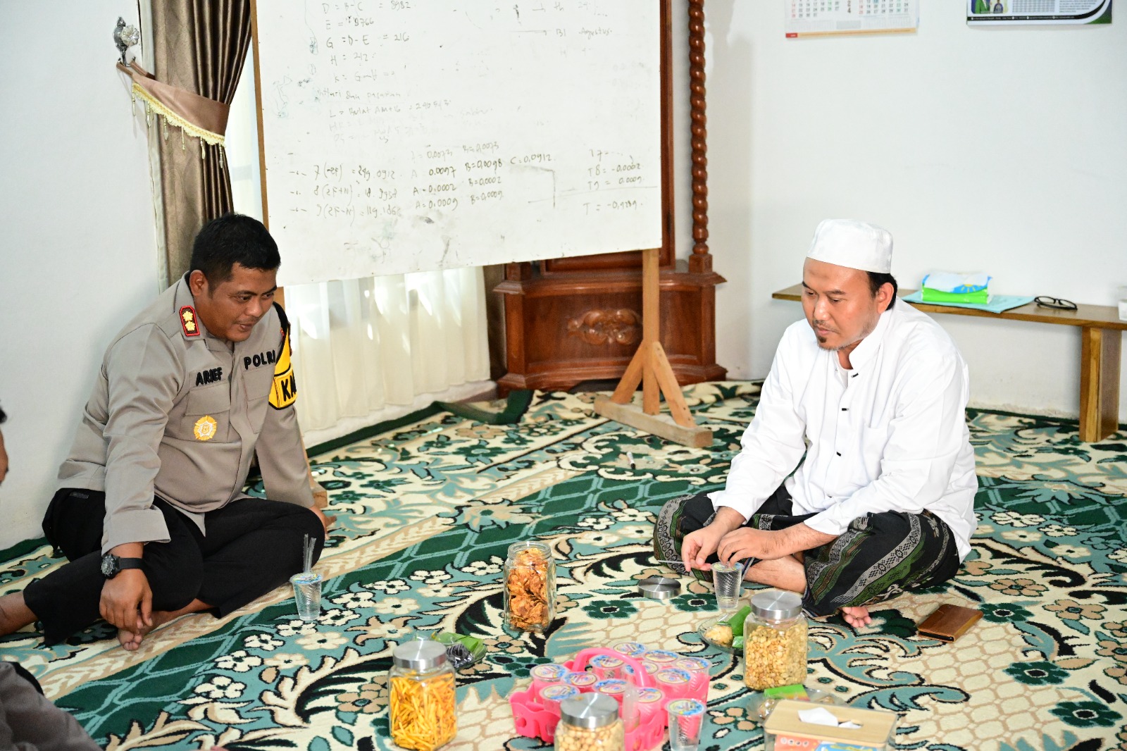 Kapolres Gresik AKBP Arief Kurniawan Jalin Silaturahmi dengan Pengasuh Ponpes Qomarudin