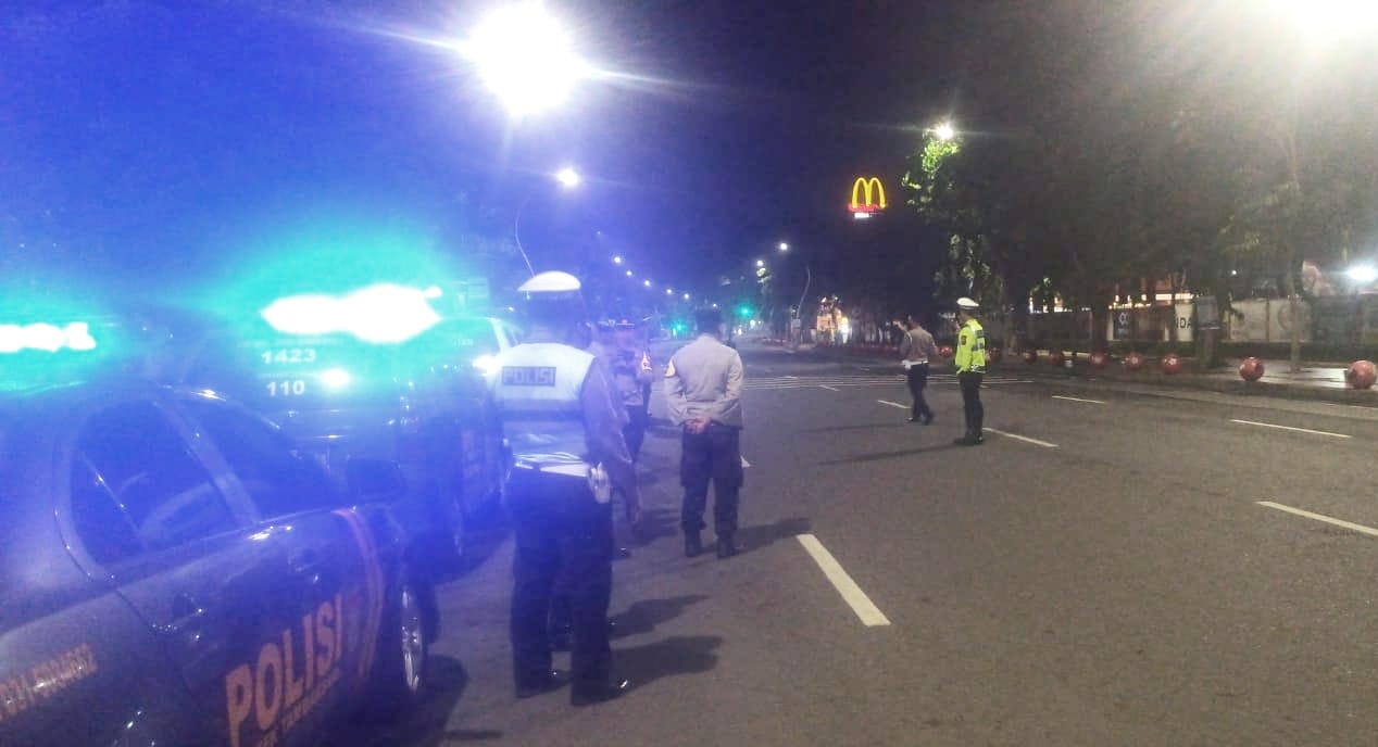 Patroli Polisi di Surabaya Tengah Malam Hingga Subuh