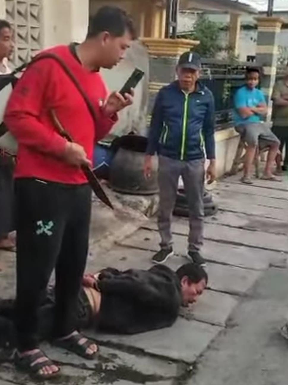 Tenteng Parang, Bandit Curanmor di Jalan Wonorejo Babak Belur Dihajar Massa