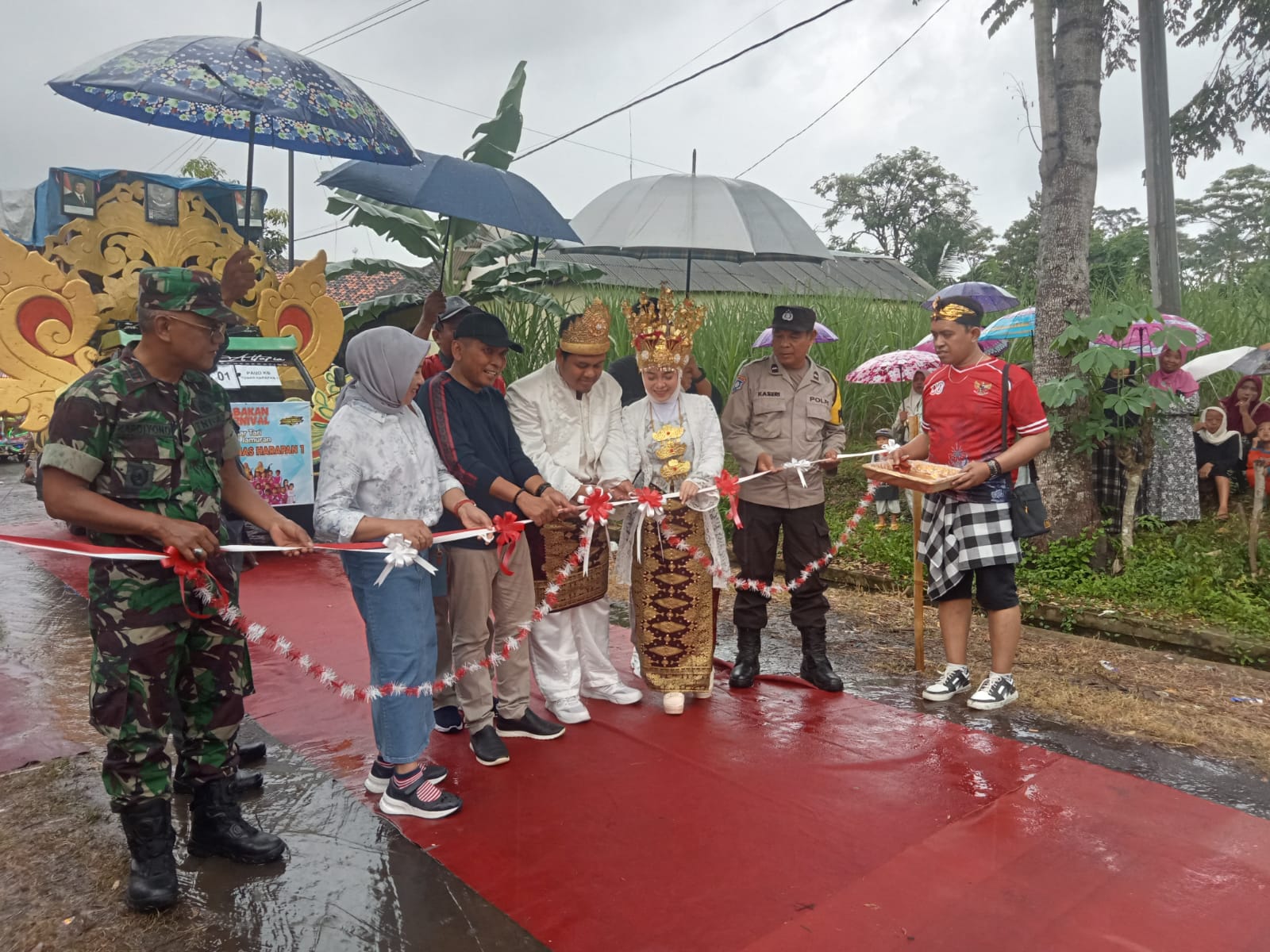 Kades Babakan Pimpin Karnaval Meriahkan HUT Ke-80 RI Meski Diguyur Hujan