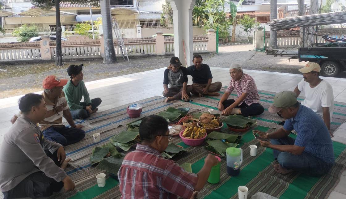 Polsek Sukomanunggal Beri Imbauan Kamtibmas pada Warga Sonokwijenan di Acara Sedekah Bumi