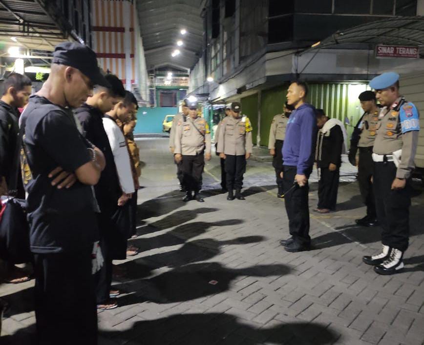 Polsek Bubutan Kawal Ratusan Peserta Latihan PSHT Menuju Lapangan Makorem