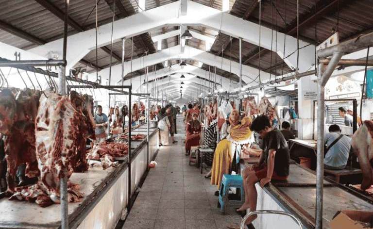 Gejolak Relokasi Tak Goyang Stok Daging, Harga di Pasar Arimbi Surabaya Stabil