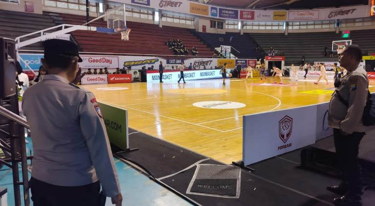 Pengamanan Honda DBL Surabaya 2025, Polsek Gayungan Pastikan Keamanan di Jawa Pos Arena