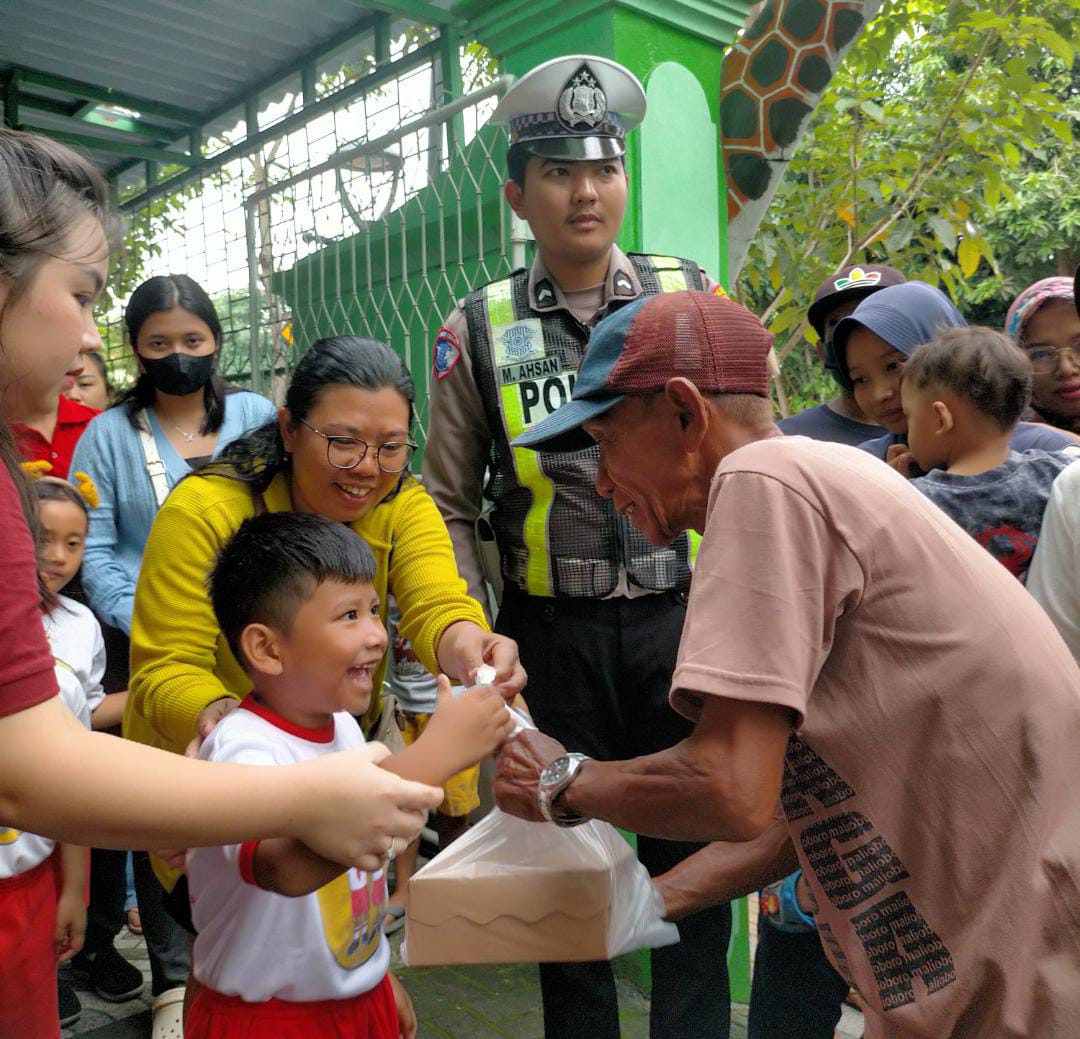 Ajarkan Toleransi Sejak Dini, Satlantas Polres Bojonegoro Bersama Siswa TK Santo Paulus Berbagi Takjil