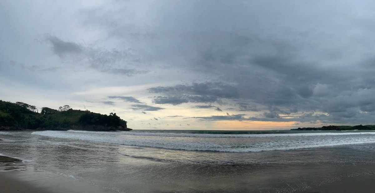 Menikmati Libur Lebaran di Pantai Teluk Serang Blitar