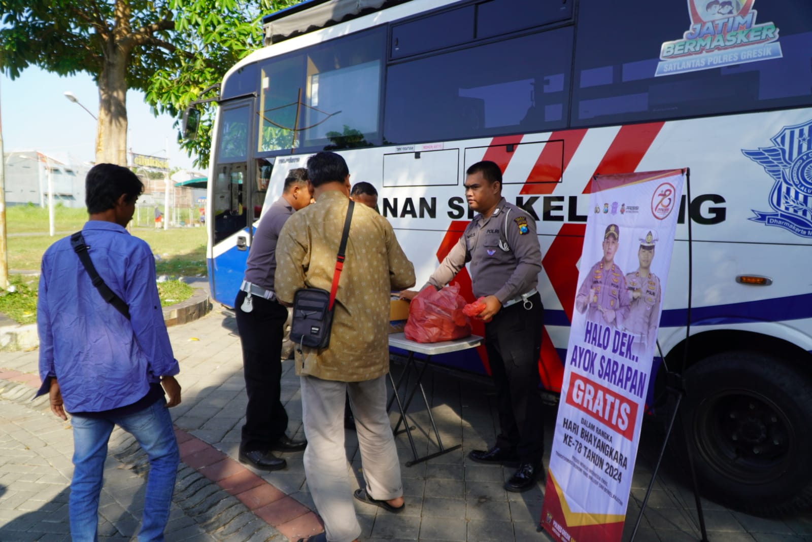 Jelang Hari Bhayangkara ke-78, Satlantas Polres Gresik Bagikan Sarapan Gratis dan Kesadaran Berlalu Lintas 