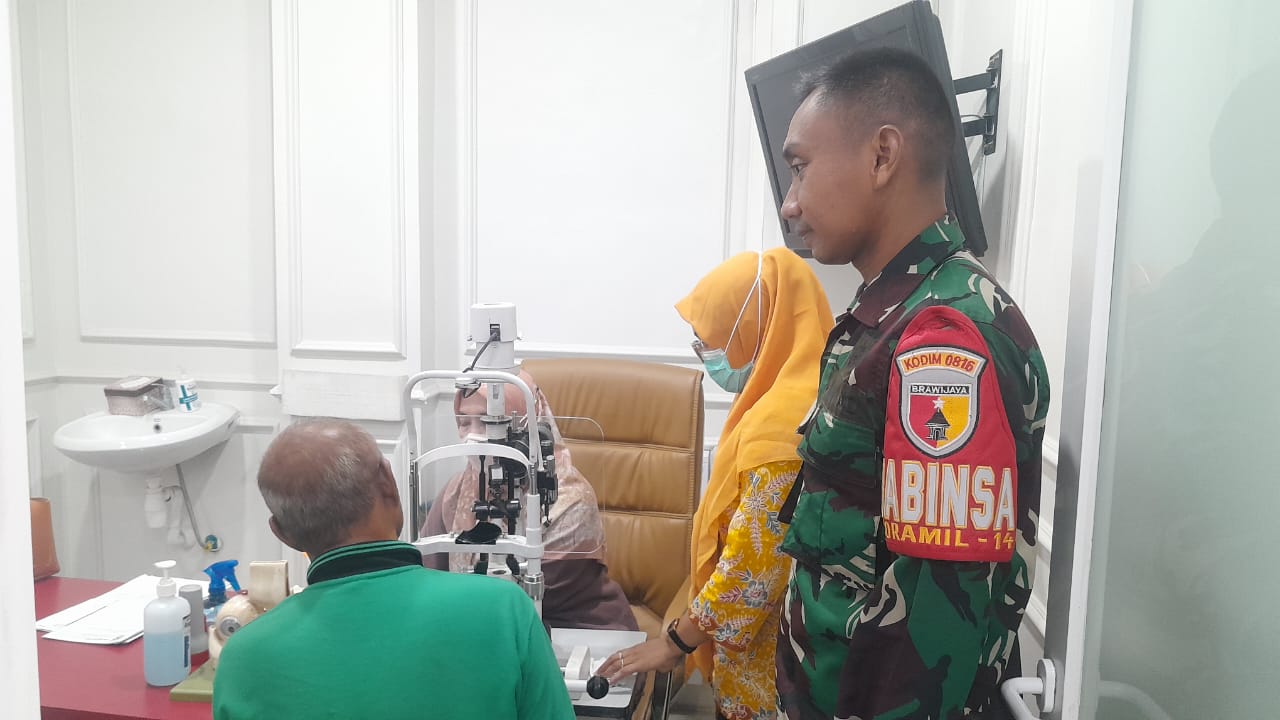 Babinsa Koramil Taman Dampingi Giat Operasi Katarak dan Pterigium, Wujud Nyata Kepedulian TMMD Ke-126