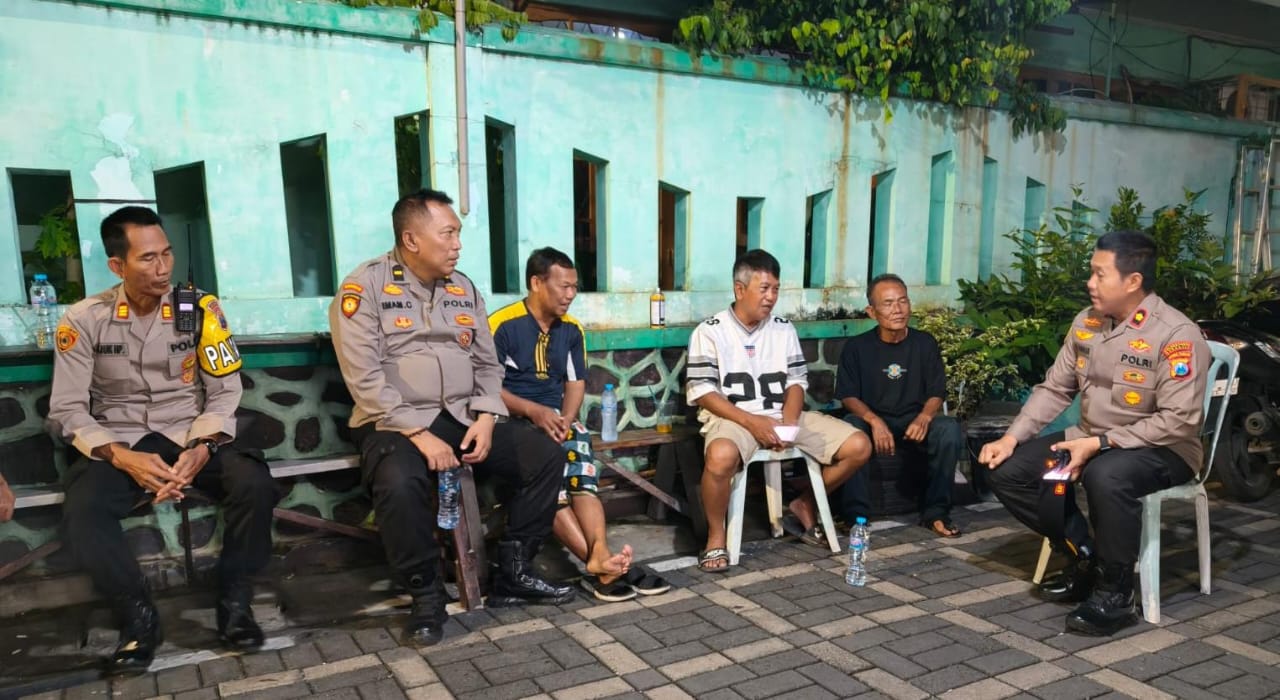 Polsek Sukomanunggal Sambangi Warga Jalan Sono Indah Sosialisasikan Layanan Darurat 110