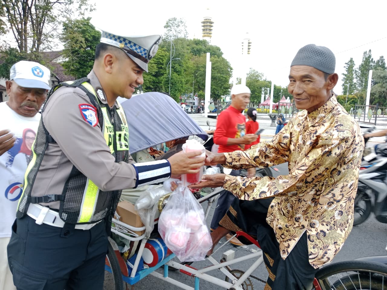 Satlantas Polres Lumajang dan HSFCI Bagi 500 Takjil Gratis di Depan Pendopo Aryawiraraja