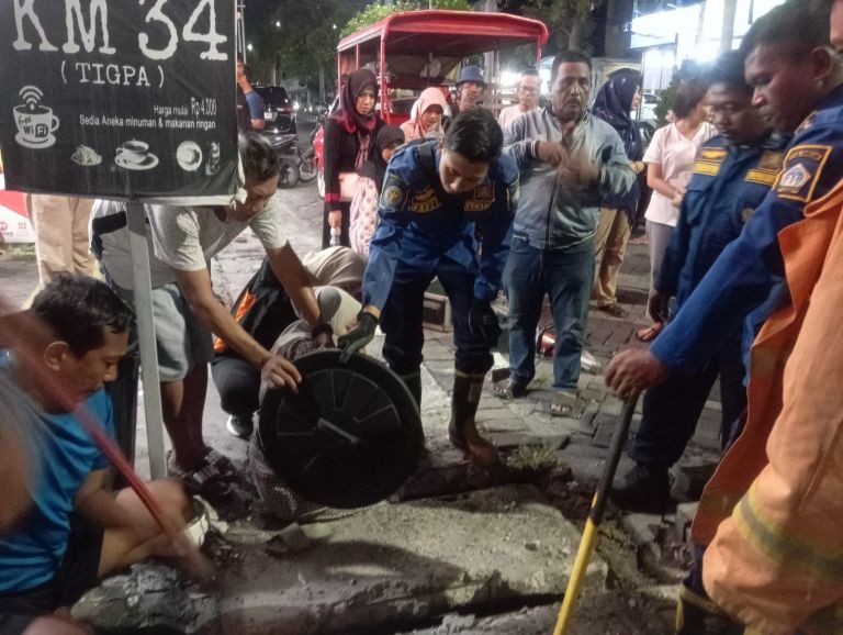 Dramatis, Damkar Gresik Evakuasi Ibu Rumah Tangga Tersangkut Lubang Selokan di GKB