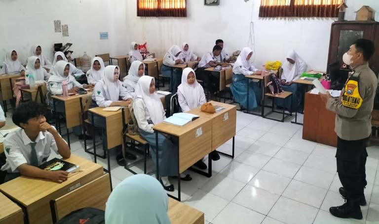Polsek Rungkut Sambangi SMK Perdana Surabaya, Tekankan Pentingnya Keamanan dan Peran Pelajar dalam Pembangunan