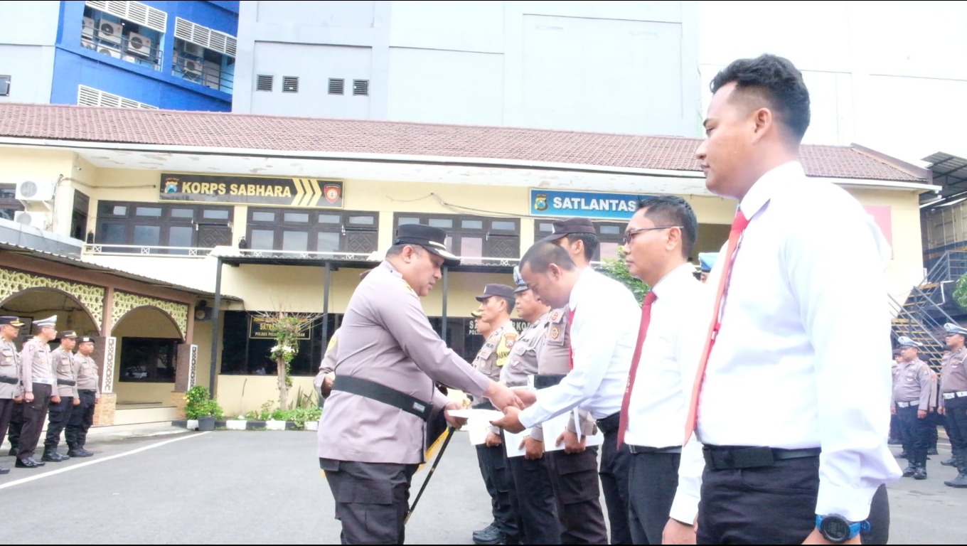 Kapolres Pelabuhan Tanjung Perak Beri Penghargaan Anggota Jatanras Berprestasi
