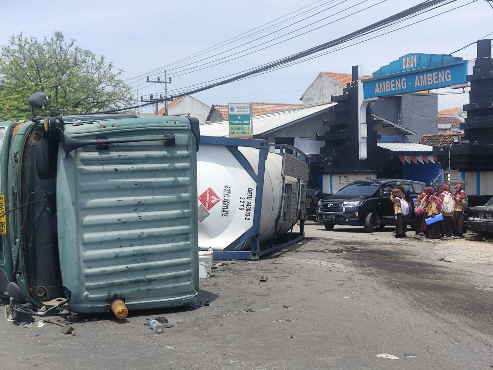 Truk Tangki Muat Bahan Kimia Terguling di Duduksampeyan Gresik, Sempat Sebabkan Kemacetan Panjang