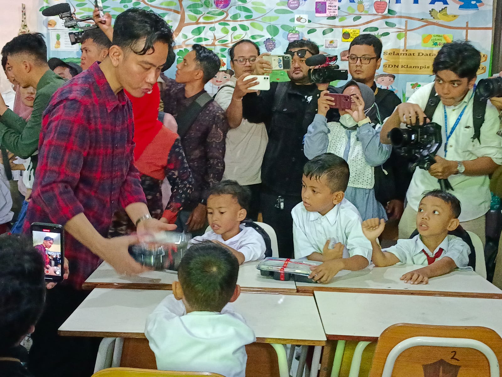 Gibran Uji Coba Makan dan Susu Gratis untuk Anak SD di Surabaya