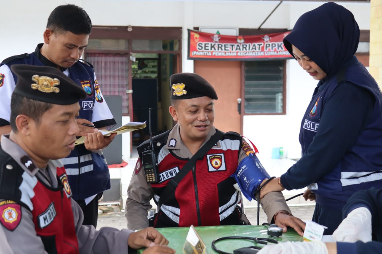 Tim Dokkes Polres Lumajang Cek Kesehatan Personel PAM Pemilu 2024