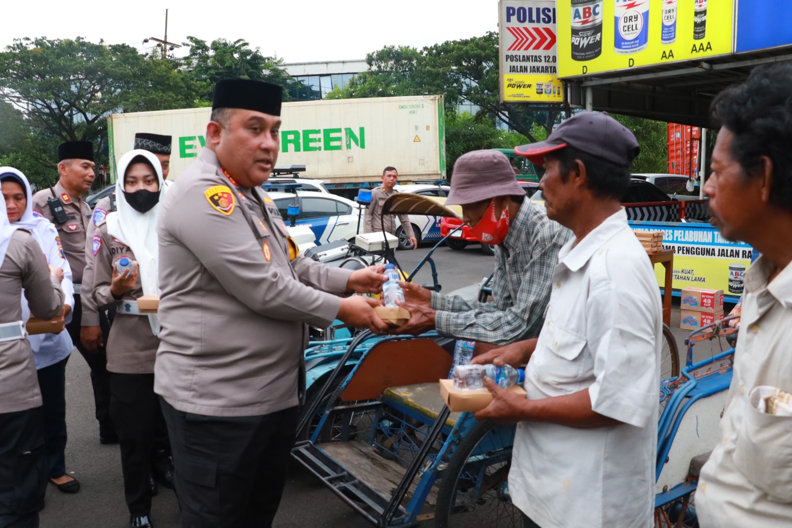Kapolres Pelabuhan Tanjung Perak AKBP William Bagikan 200 Takjil ke Tukang Becak dan Pengguna Jalan