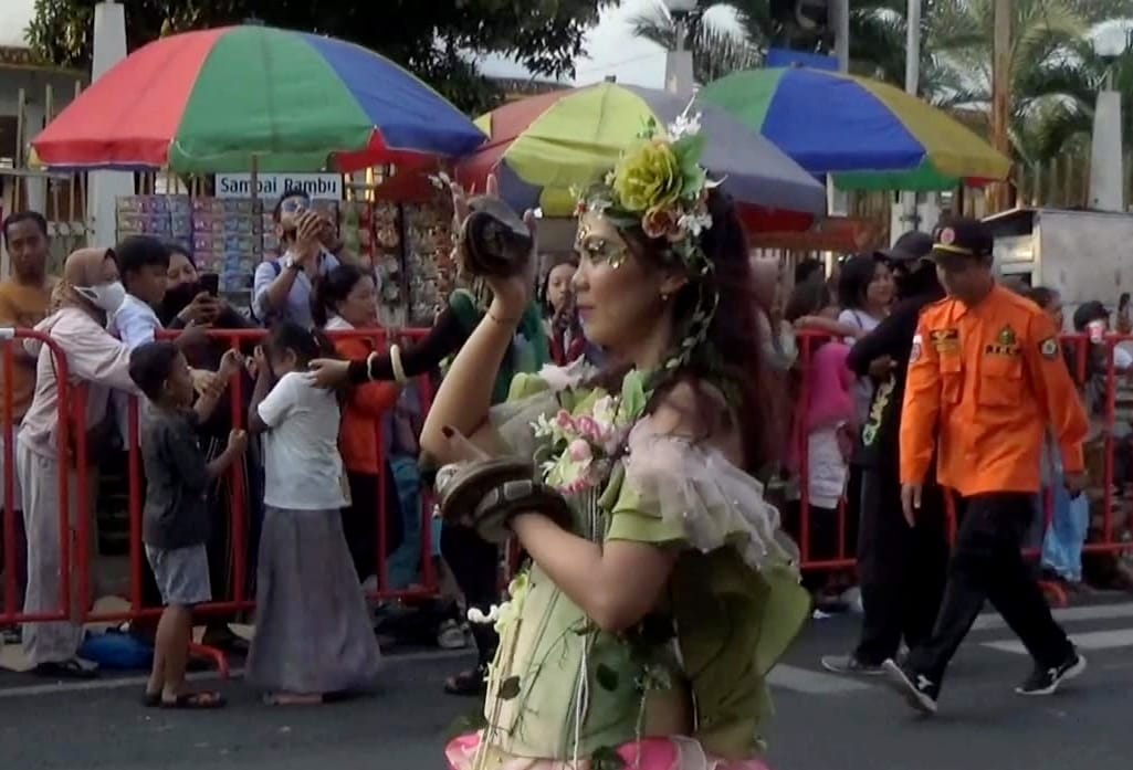 Pesona Puluhan Satwa Tampil dalam Gelaran Fashion Carnaval di Jember