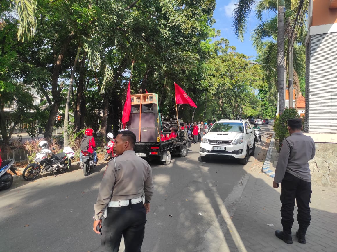 Polsek Gayungan Amankan Aksi Unras KASBI, Jamin Kamtibmas Kota Surabaya