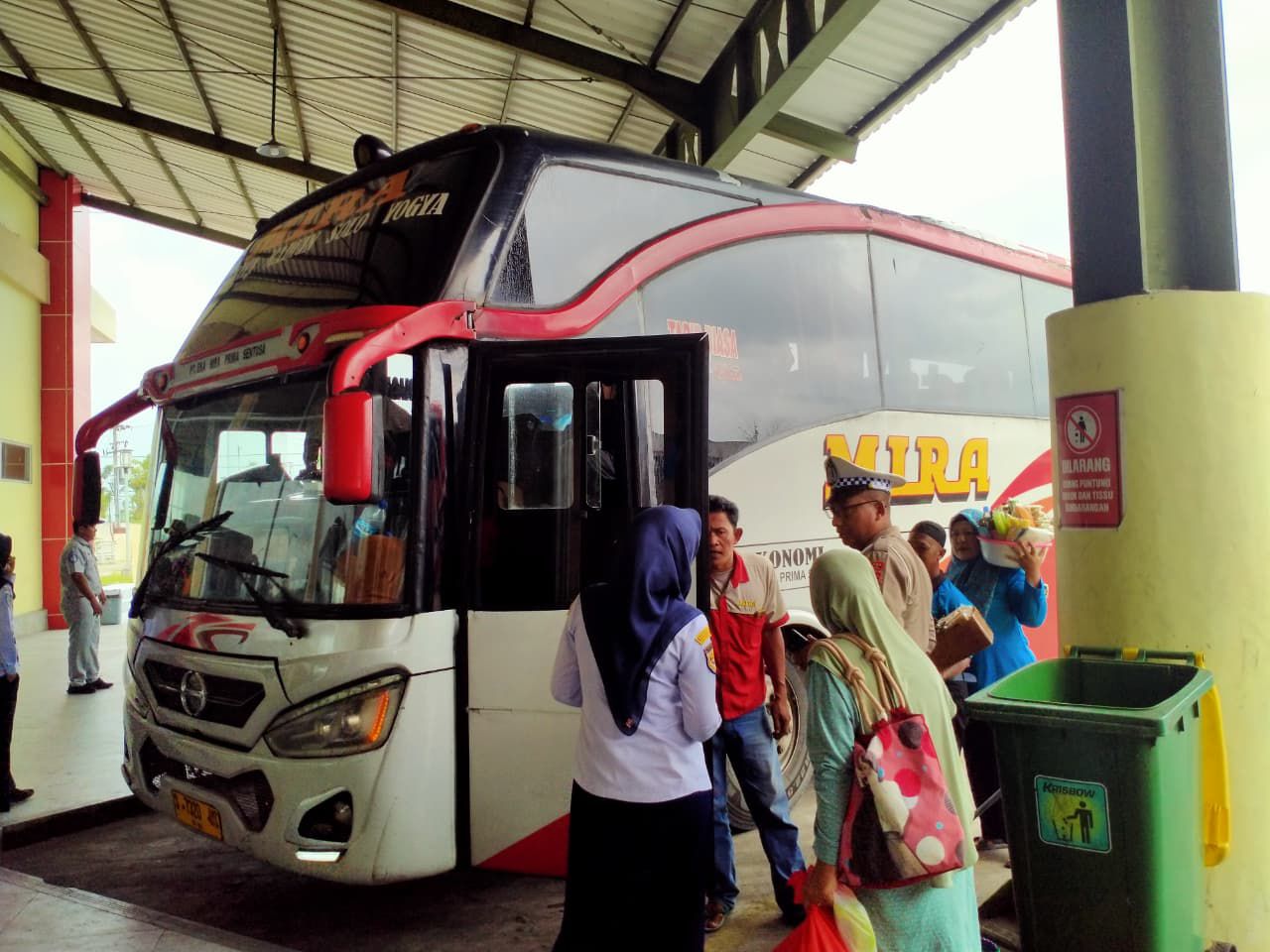 Pentingnya Kesadaran Berlalu Lintas, Polres Ngawi Beri Edukasi di Terminal 