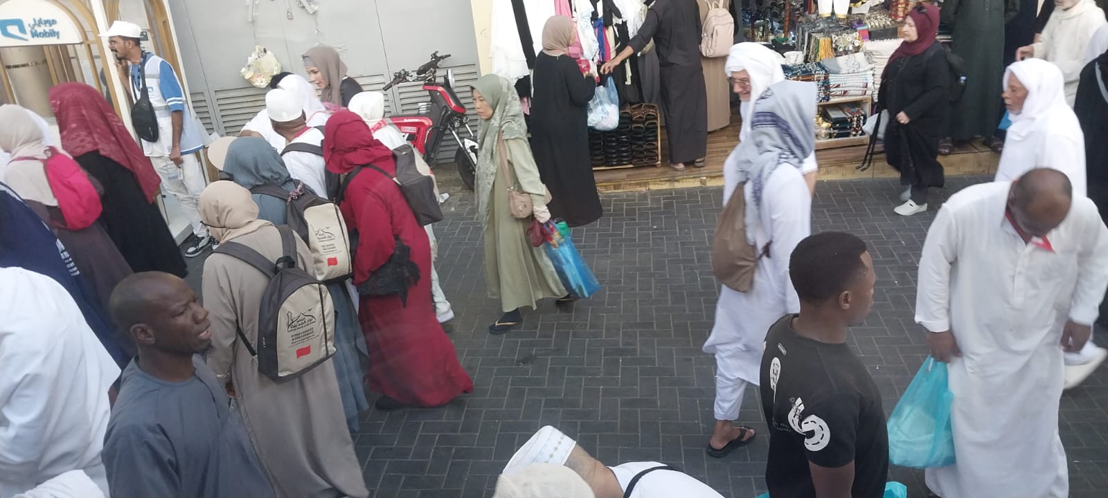 Pasar Kaget Usai Subuh di Makkah, Antara Kemudahan Jemaah dan Ketegasan Aturan Petugas