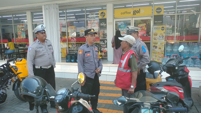 Cegah Kejahatan, Patroli KRYD Polsek Benowo Gencarkan Pengamanan di Alfamart Sememi