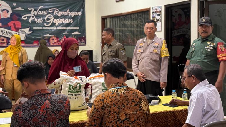 Polsek Sukomanunggal Amankan Distribusi Beras Bulog untuk Warga Kurang Mampu