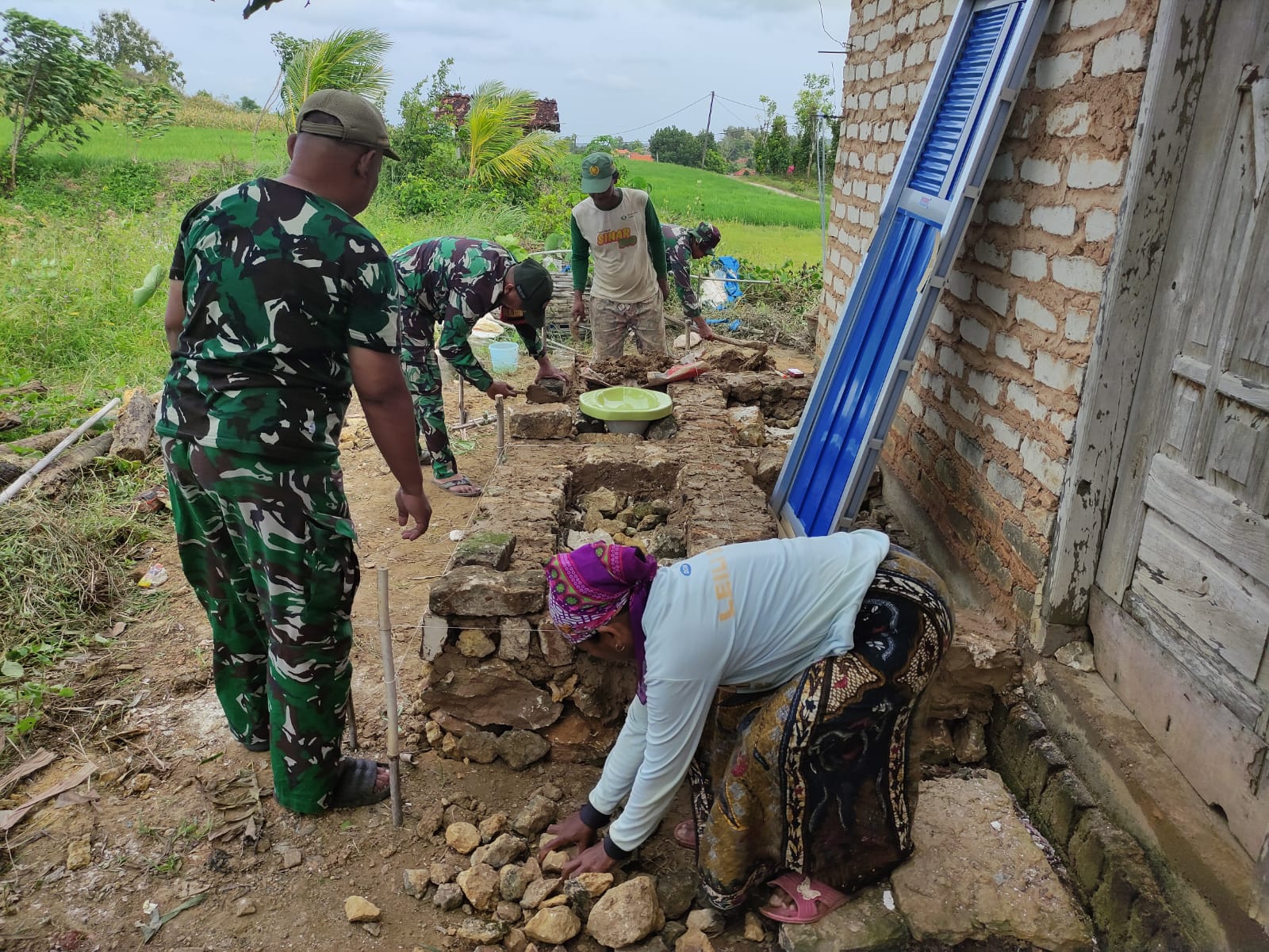 Tahap Penting! Satgas TMMD 127 Pasang Closet MCK Warga Mandala