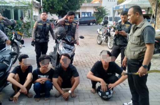 Polsek Simokerto Amankan 5 Remaja Gangster Bawa Celurit