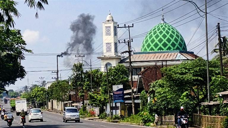 Kepulan Asap Hitam di Lumajang, DLH Siap Turun dan Ancam Sanksi